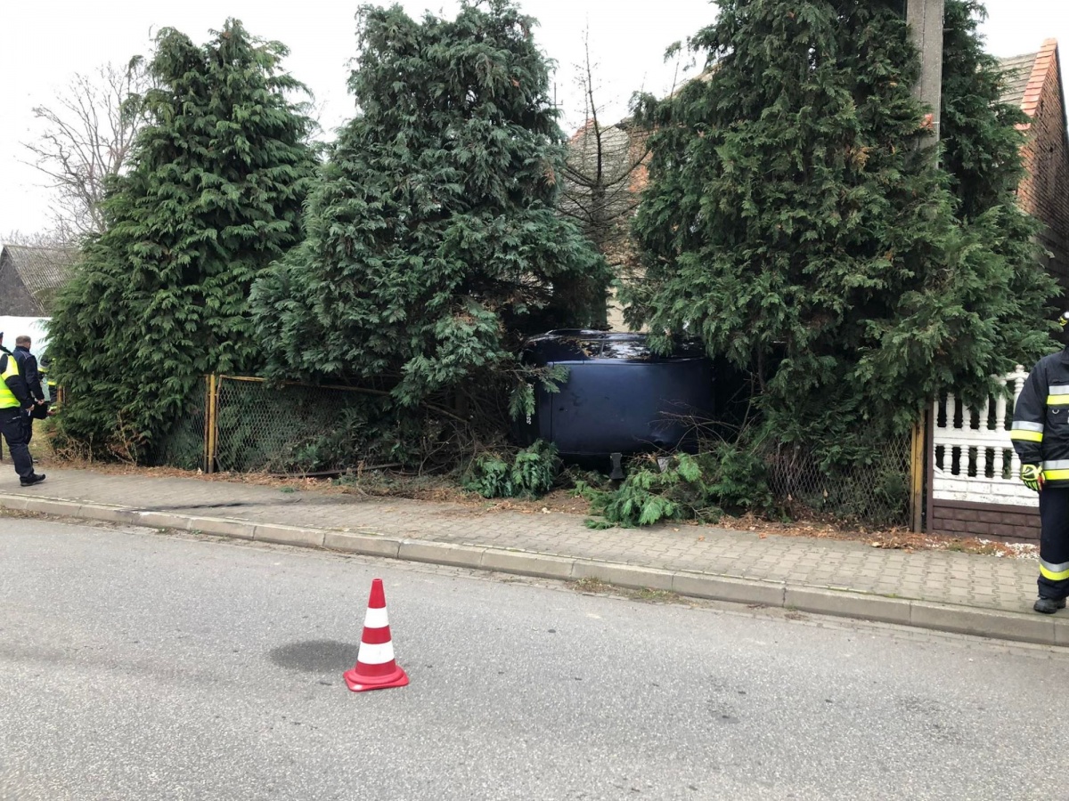 21-latek wjechał w ogrodzenie