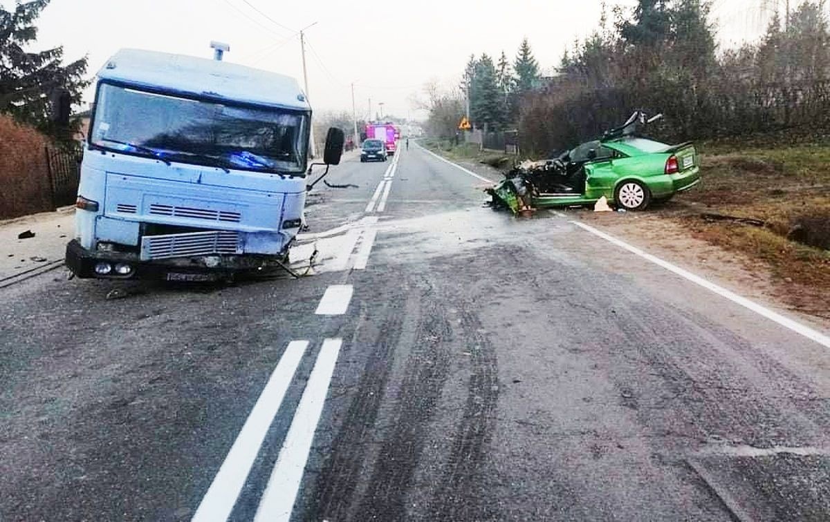 19-latek ZDERZYŁ SIĘ Z CIĘŻARÓWKĄ. Jechał oplem