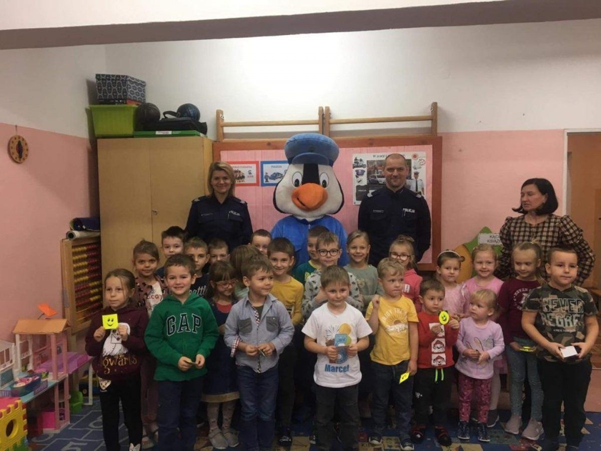 Pingwin pomagał policjantom
