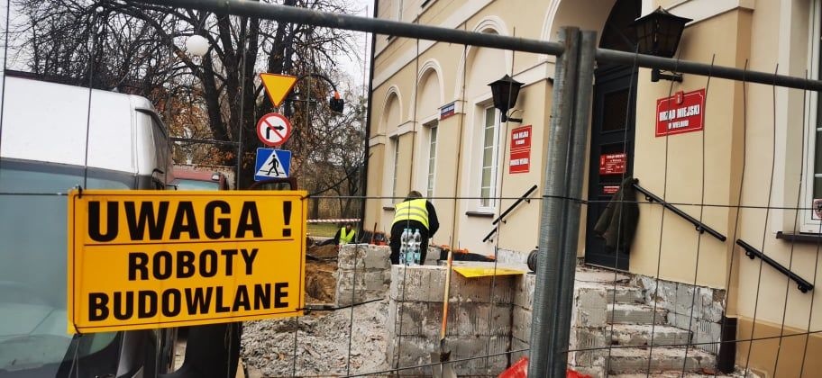 DO RATUSZA TYLKO OD TYŁU
