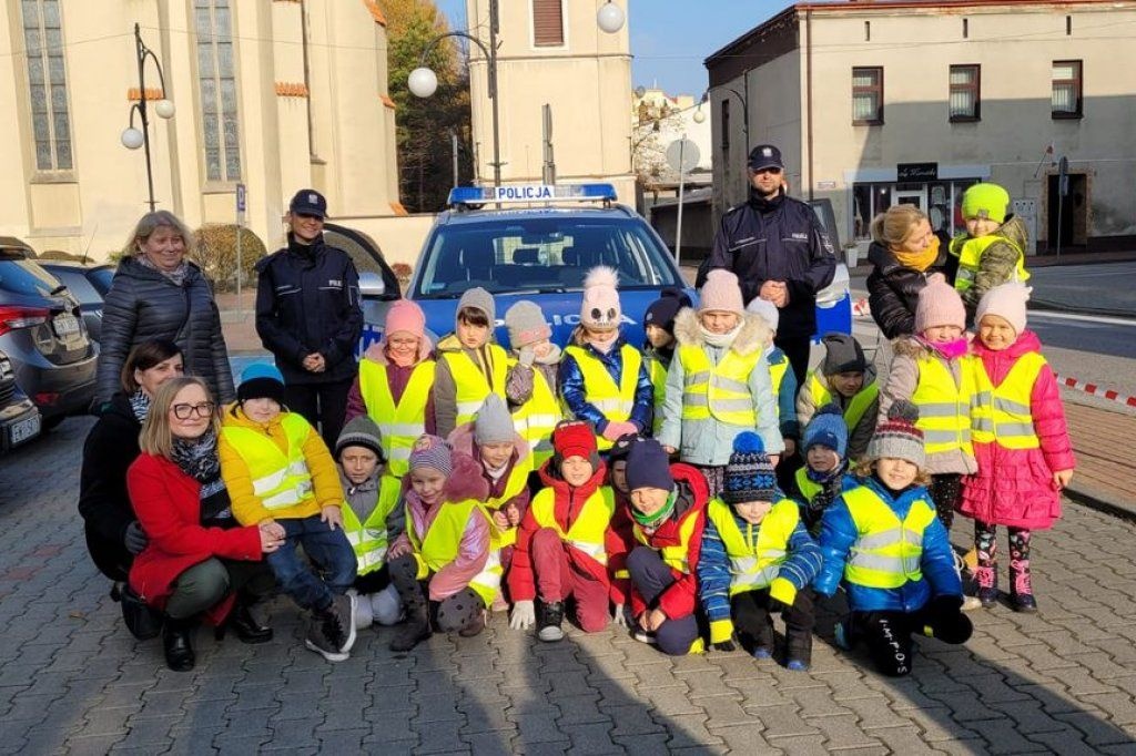 Przedszkolaki zaprzyjaźniły się z mundurowymi