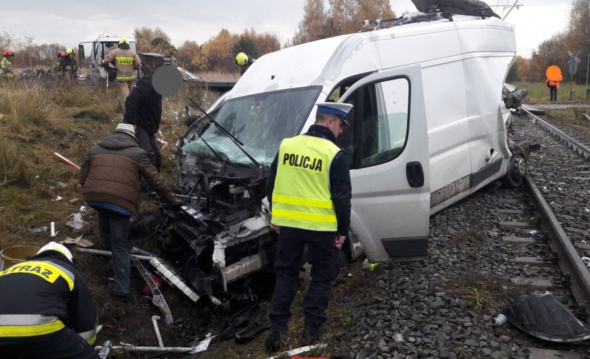 Auto zmiażdżone, kierowca cały