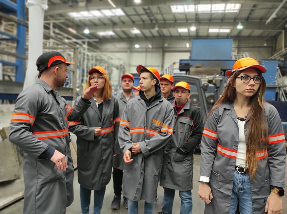 Zgłębiali wiedzę o recyclingu plastikowych butelek