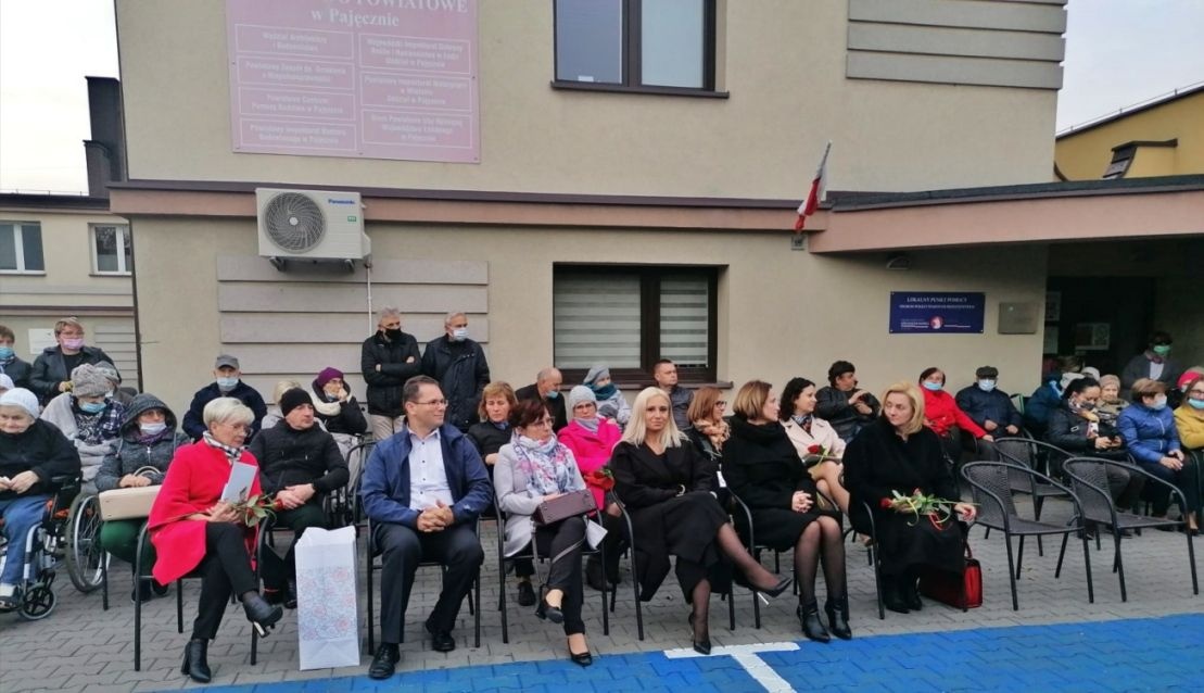 Dyrektorka zaprosiła pracowników na koncert