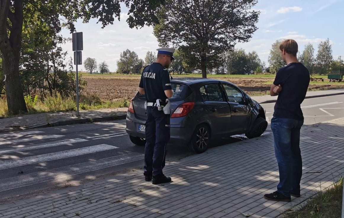 Uszkodzone auta i kapliczka