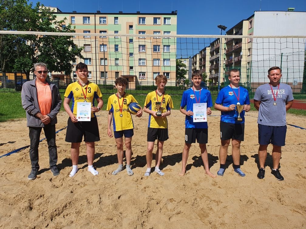RYWALIZOWALI W ,,PLAŻÓWCE