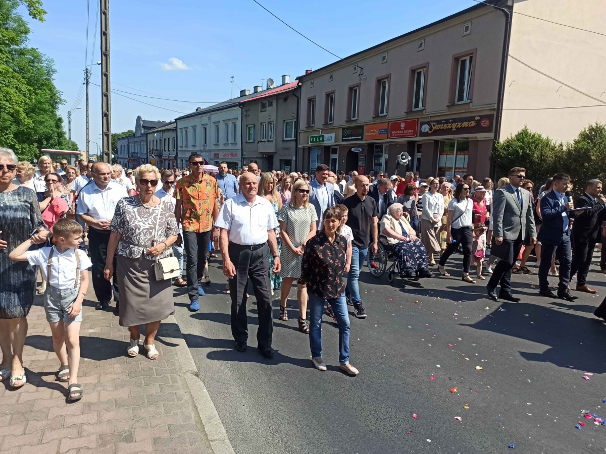 WIELU MIESZKAŃCÓW WIELUNIA WZIĘŁO UDZIAŁ W PROCESJI Z OKAZJI BOŻEGO CIAŁA