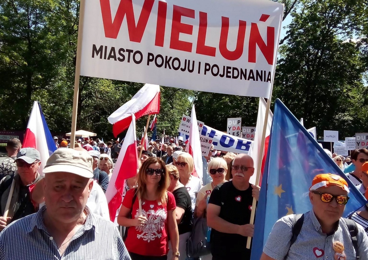 W ANTYRZĄDOWYM PROTEŚCIE WZIĘŁY UDZIAŁ SETKI TYSIĘCY LUDZI. NIE ZABRAKŁO MIESZKAŃCÓW ZIEMI WIELUŃSKIEJ