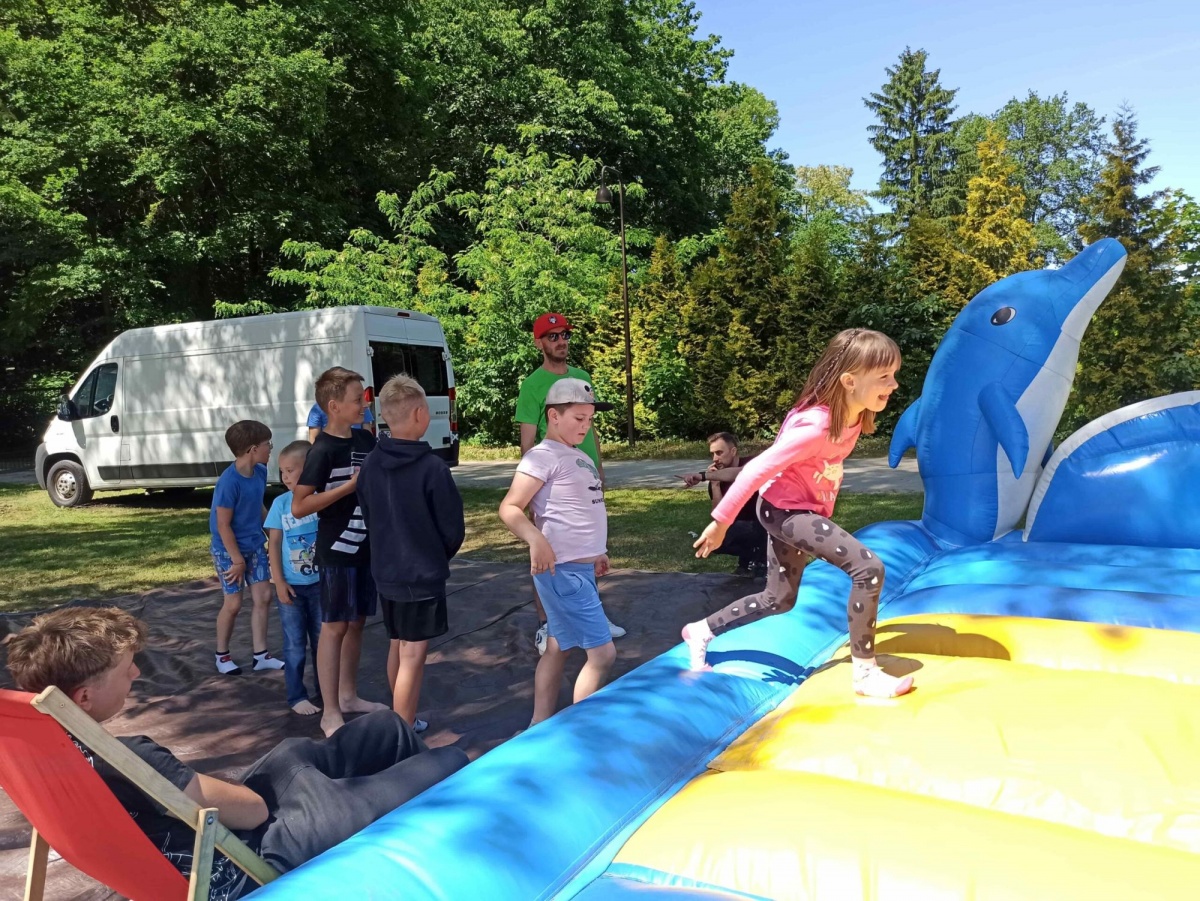PIKNIK DLA DZIECI W PARKU TO STRZAŁ W DZIESIĄTKĘ. Z DARMOWYCH DMUCHAŃCY SKORZYSTAŁY TŁUMY