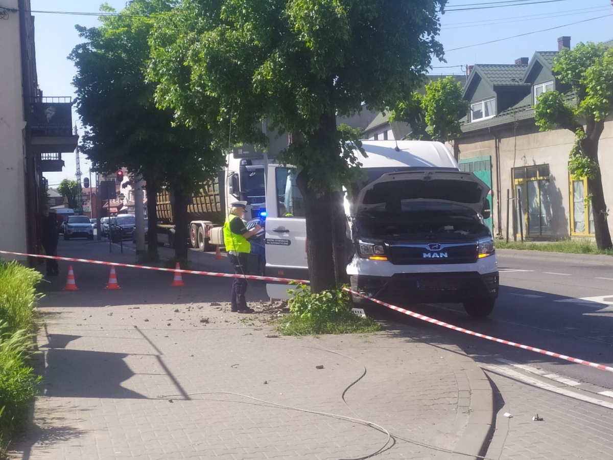 BUSEM WJECHAŁ W PRZYDROŻNY SŁUP