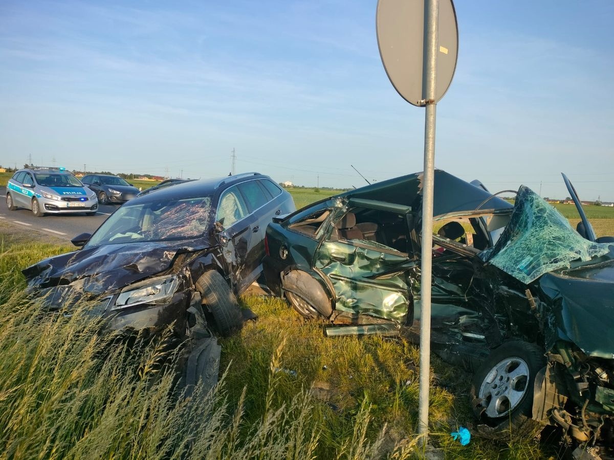 ZDERZENIE DWÓCH OSOBÓWEK NA DW-703. NIE ŻYJE 21-LATEK