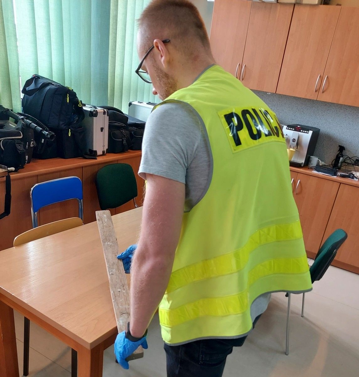 OKŁADAŁ 39-LATKA DREWNIANĄ BELKĄ. ODPOWIE ZA CIĘŻKIE USZKODZENIE CIAŁA