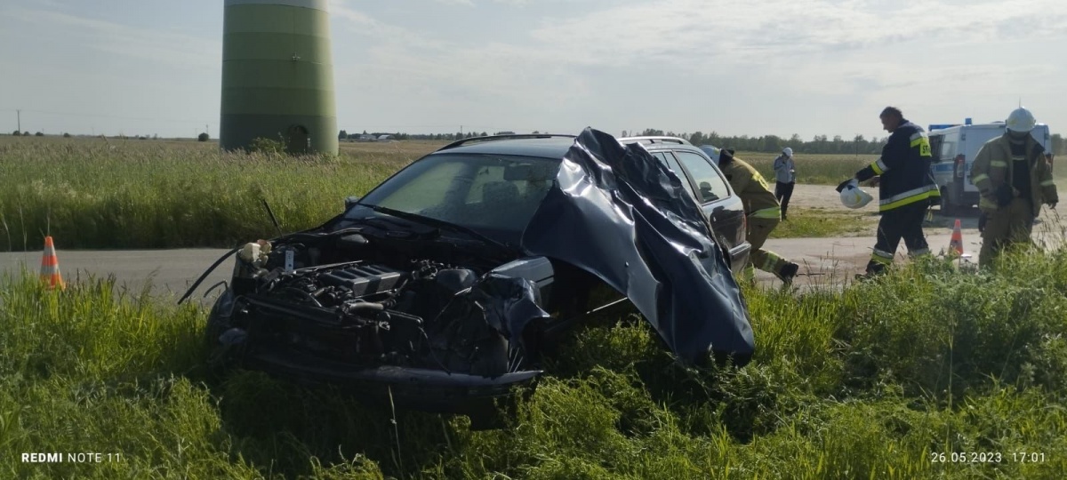 PĘDZIŁ BMW, NIE WYROBIŁ NA ZAKRĘCIE I UDERZYŁ W INNY POJAZD