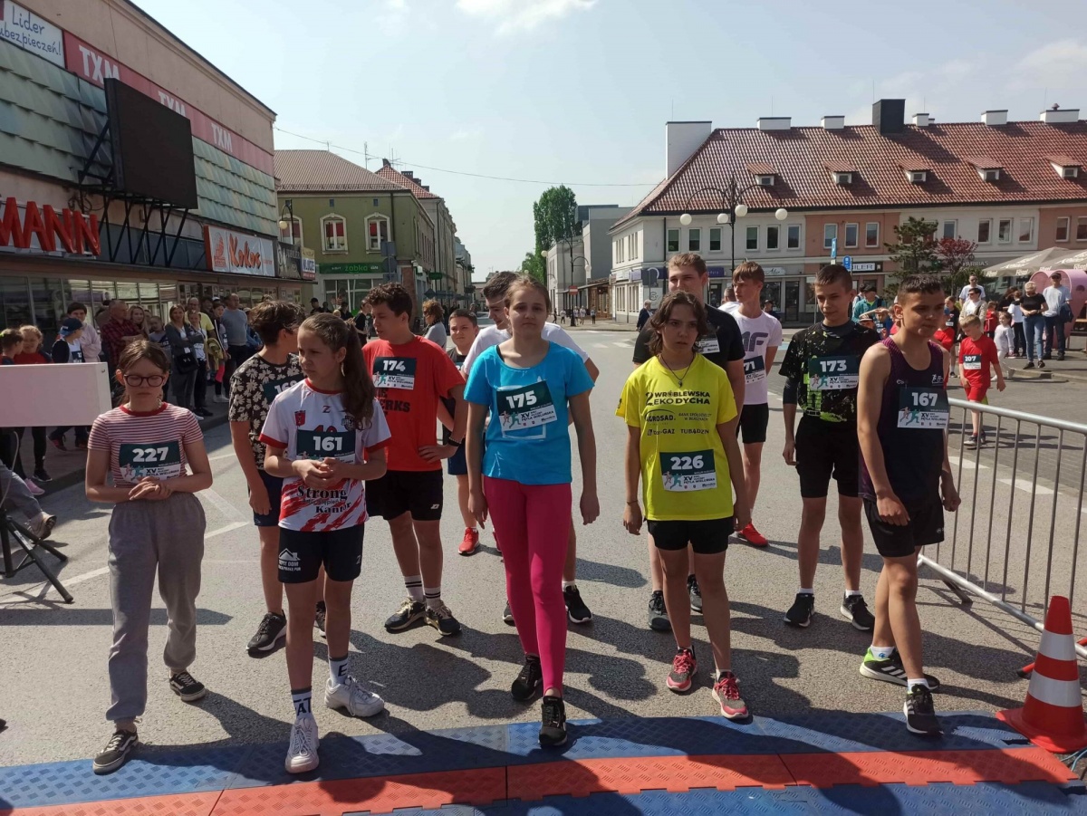 PONAD 300 OSÓB WZIĘŁO UDZIAŁ W MASOWYCH BIEGACH PO ULICACH WIELUNIA