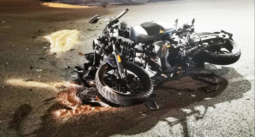 Kolizja motocykla z samochodem. Karetka pogotowia uderzyła w sarnę