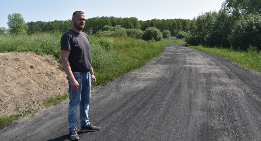 Mieszkaniec Nowej Brzeźnicy walczy o lepszą drogę - by się tak nie kurzyło 