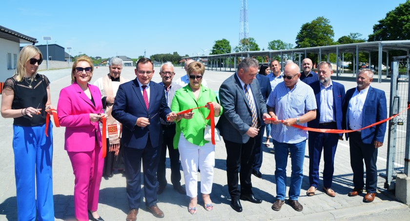 Nowe targowisko w Działoszynie oficjalnie otwarte - Wstęga przecięta, można handlować