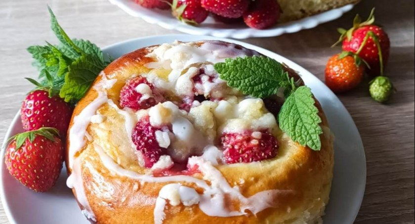 Drożdżówki z truskawkami - przepis na doskonałe bułeczki 