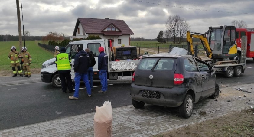 Zderzenie dostawczaka z osobówką 