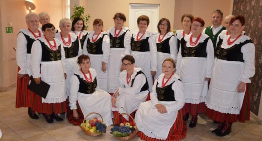 Zwróciły uwagę śpiewem i strojem, nawet proboszcza 