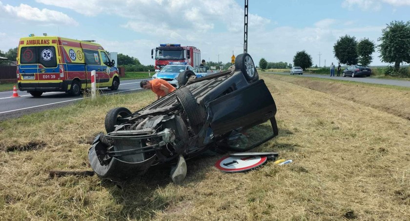 Groźne zdarzenie na drodze wojewódzkiej. Kobieta trafiła do szpitala!