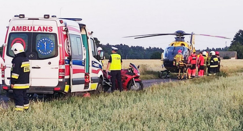 Jechał bez kasku. Motocyklista w ciężkim stanie