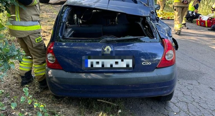 Jechała za szybko, uderzyła w drzewo 