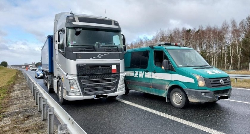Tir uderzył w pojazd Żandarmerii Wojskowej