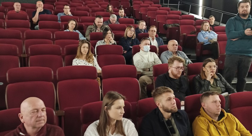 Zatrudniający Ukraińców debatowali w kinie