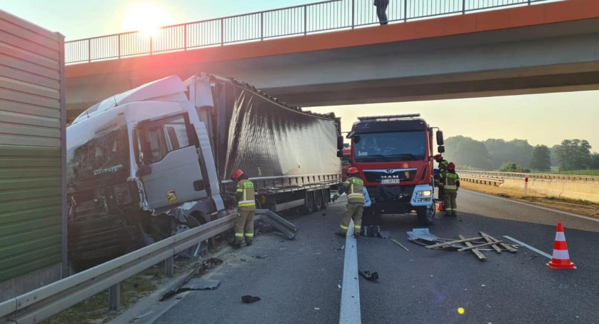 33-latek zasnął za kierownicą - najechał na ciężarową scanię 