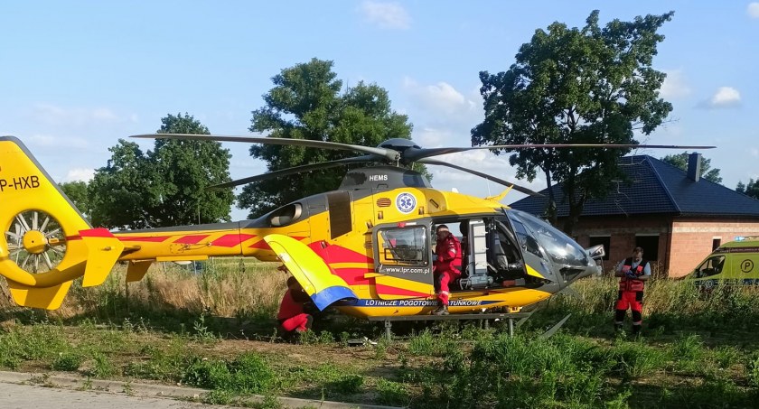Pijany ojciec stracił panowanie na autem – poważnie ranna 5-latka trafiła helikopterem do szpitala 