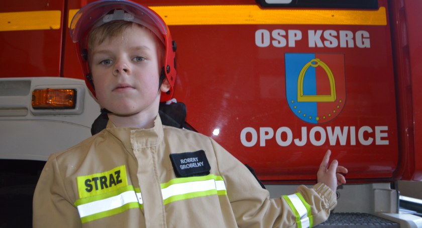Młody strażak z zacięciem plastycznym