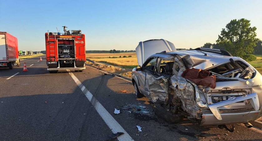 Wypadek na drodze ekspresowej w Jutrkowie - ciężarówka wjechała w osobówkę 