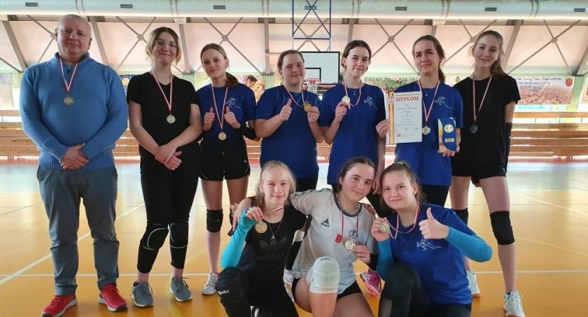 Młode siatkarki wicemistrzyniami województwa 