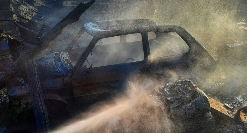 Spłonęły m.in. maszyny i auto  