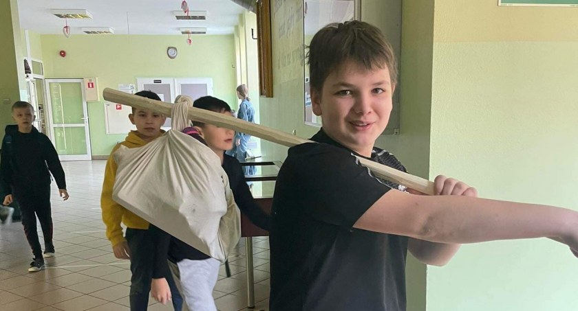 Zamiast plecaka, walizka, taczka, grill…