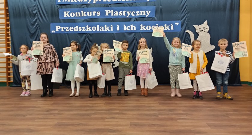 Dzieciaki wzięły na warsztat kociaki