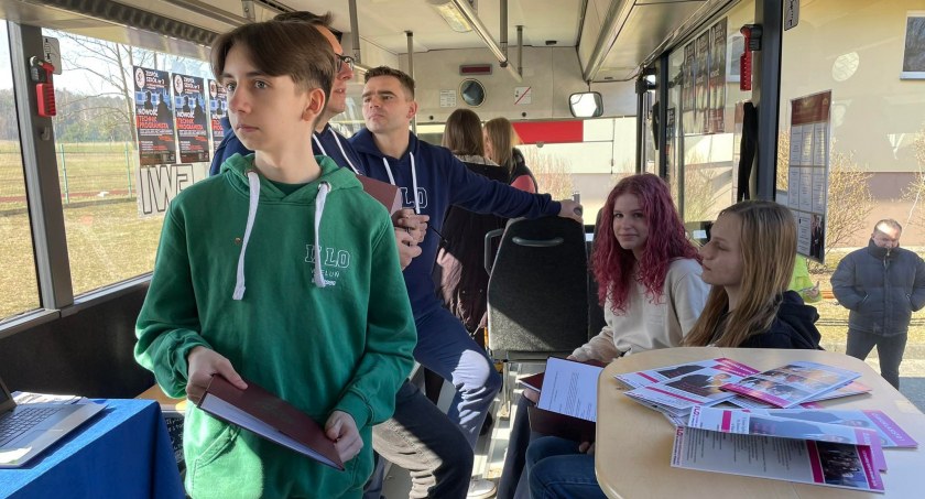 Autobusem promują szkoły