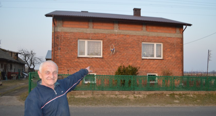 Z pomocą dobrych ludzi odbudował dach