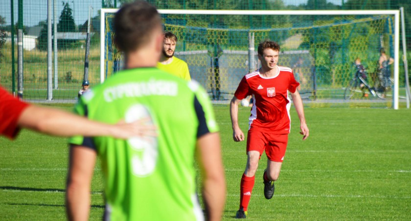 Dni Złoczewa 2023 - trzydniową imprezę rozpoczął mecz samorządowców z artystami