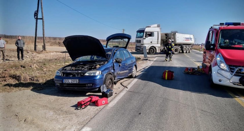 Wypadek na krajówce. Dwie kobiety w szpitalu
