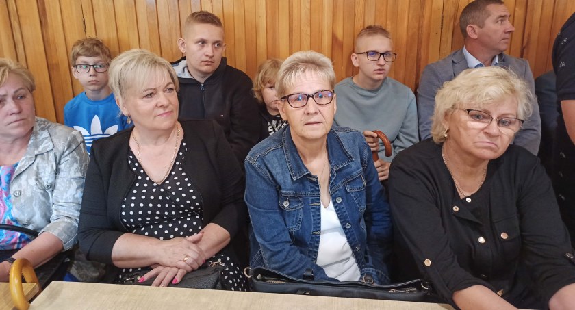 Sołtysi dostali kartonowe czeki  - dotacje trafią do miejscowości powiatu pajęczańskiego