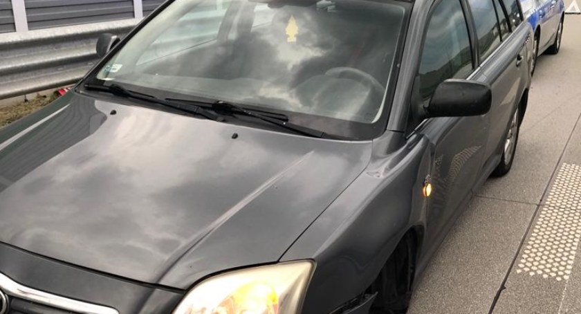 Chwile grozy na autostradzie - oderwane koło uderzyło w dwa jadące auta
