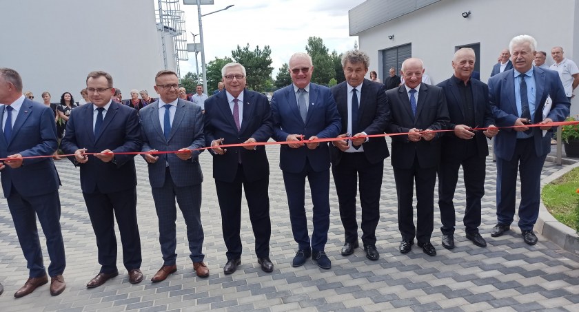 Czterech posłów – tylu parlamentarzystów przecięło symboliczną wstęgę hydroforni w Ostrówku
