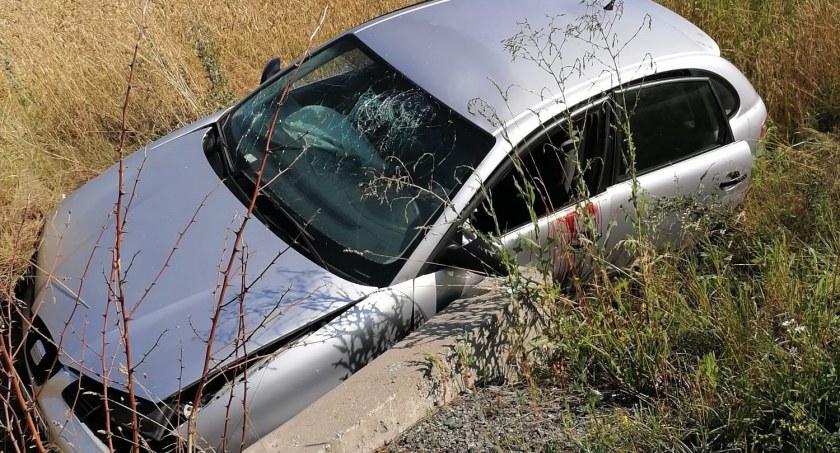 Kierowca pijany – najpierw wylądował seatem w rowie, a potem trafił do szpitala