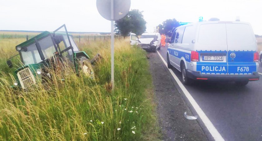 Kierujący fiatem najechał na tył ciągnika - wypadek w Rychłowicach 