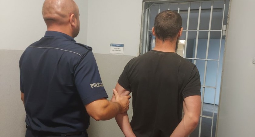Nerwowo chodził wokół samochodu - miał przy sobie amfetaminę