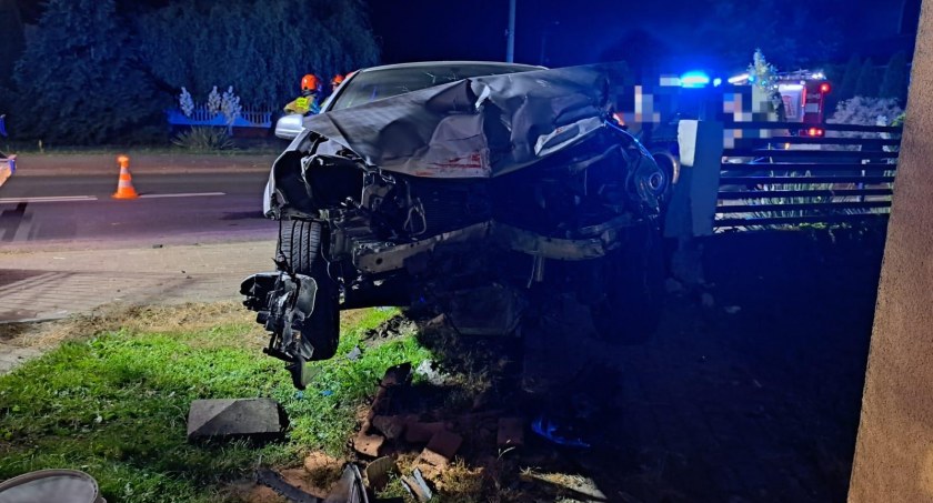 Zasnął za kierownicą - rozwalił barierkę, ogrodzenie i wjechał na cudzą posesję 