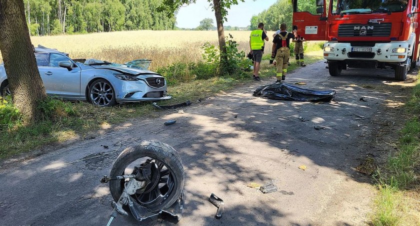 Tragiczny wypadek pod Sieradzem - auto uderzyło w drzewo 