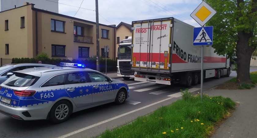 74-latka potrącona na pasach 
